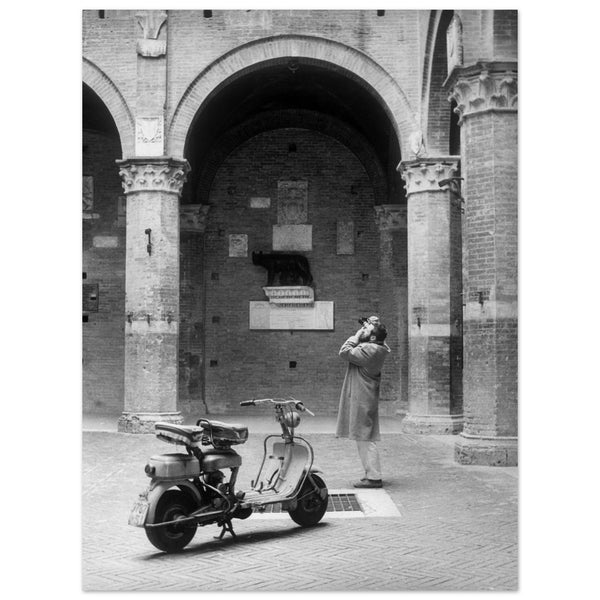 1131272 Photographer, Court Of Podestà, Siena, Tuscany, Italy 1962