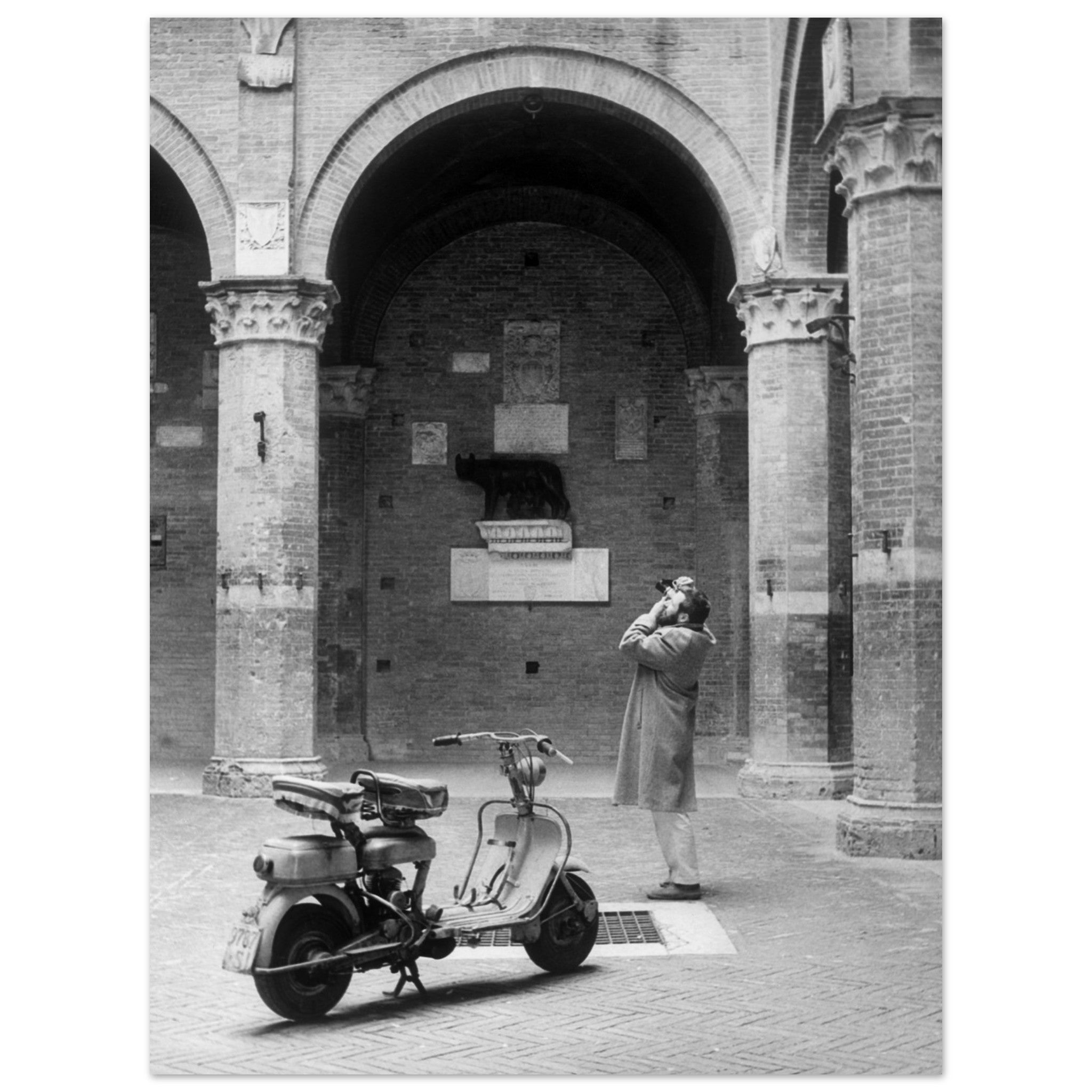 1131272 Photographer, Court Of Podestà, Siena, Tuscany, Italy 1962